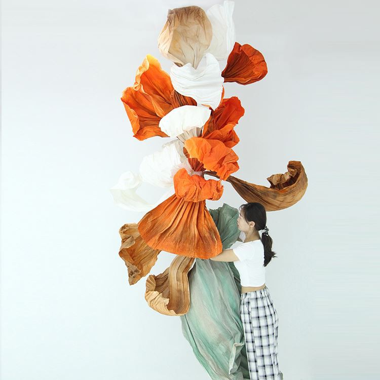 התקנת אמנות נייר כתום